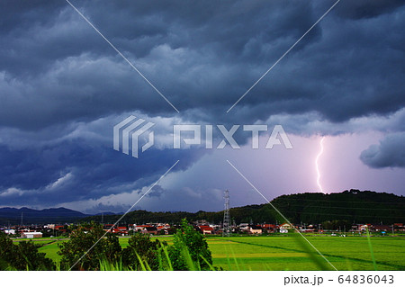 暗雲と落雷（島根県安来市） 64836043