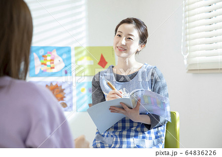 保育園・保育士・母親 64836226