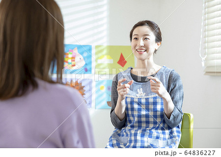 保育園・保育士・母親 保育園・保育士・母親 64836227