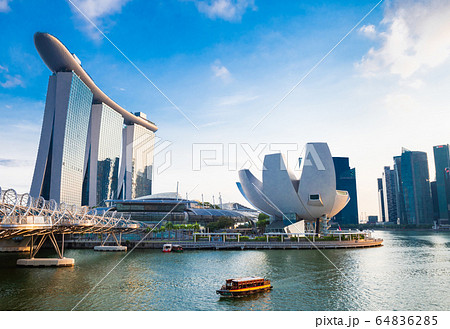シンガポール　夕暮れのマリーナ・ベイ 64836285