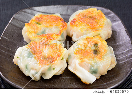 おいしいニラ饅頭 おいしいニラ饅頭 64836679