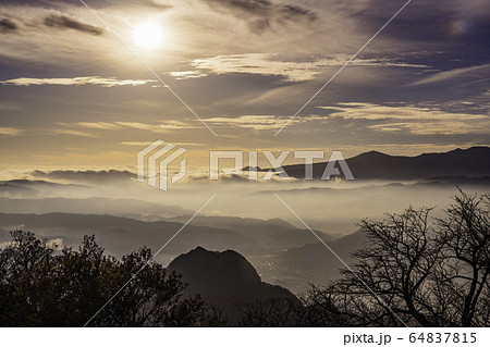 （静岡県）黄金色に染まる、夜明けの天城連山 64837815