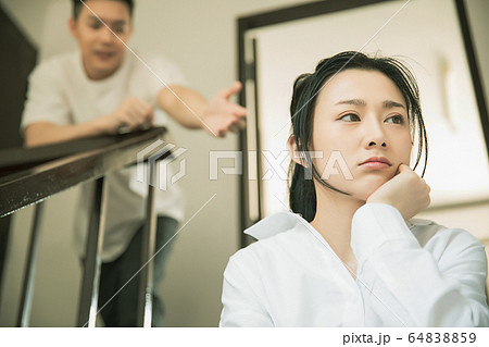 夫婦　カップル　家族　喧嘩　家庭　トラブル　人物　素材 64838859