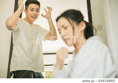 夫婦　カップル　家族　喧嘩　家庭　トラブル　人物　素材 64838860