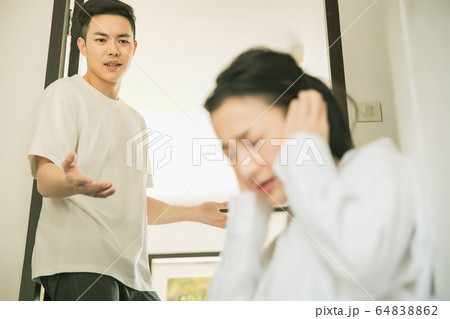 夫婦　カップル　家族　喧嘩　家庭　トラブル　人物　素材 64838862