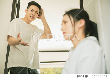 夫婦　カップル　家族　喧嘩　家庭　トラブル　人物　素材 64838864