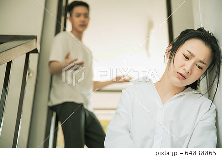 夫婦　カップル　家族　喧嘩　家庭　トラブル　人物　素材 64838865