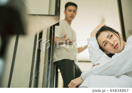 夫婦　カップル　家族　喧嘩　家庭　トラブル　人物　素材 64838867