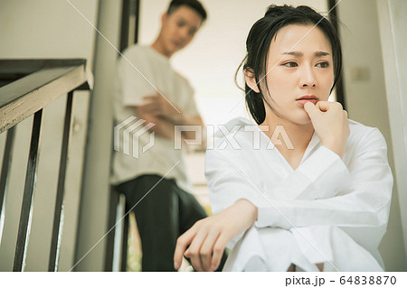 夫婦　カップル　家族　喧嘩　家庭　トラブル　人物　素材 64838870