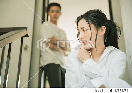 夫婦　カップル　家族　喧嘩　家庭　トラブル　人物　素材 64838871