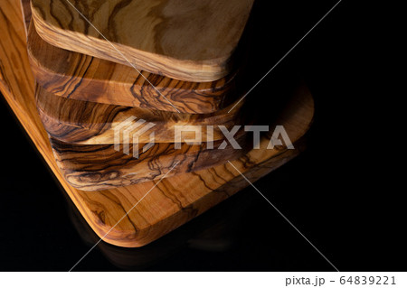 オリーブウッドのカッティングボード 64839221