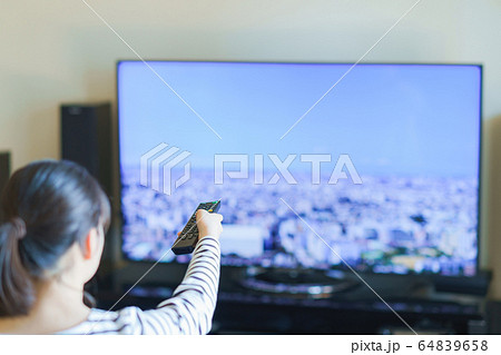 リモコン テレビ 見る 操作 女性 若い 人物 日本人 コロナ 自宅待機 自粛 ステイホーム 視聴 リモコン テレビ 見る 操作 女性 若い 人物 日本人 コロナ 自宅待機 自粛 ステイホーム 視聴 64839658