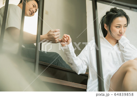 若い カップル 夫婦 ケンカ 仲直り 恋愛 人物 素材 若い カップル 夫婦 ケンカ 仲直り 恋愛 人物 素材 64839858