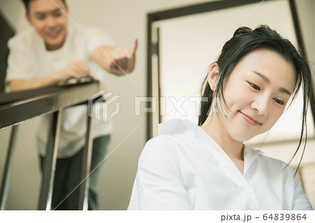 若い　カップル　夫婦　ケンカ　仲直り　恋愛　人物　素材 64839864