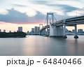 お台場　レインボーブリッジ　夕暮れ 64840466