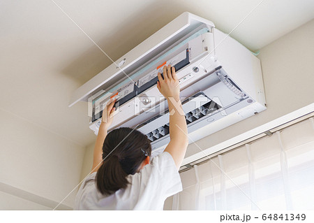 エアコン　メンテナンス　清掃　温度調節　換気　冷房　夏　人物　女性　日本人　ウィルス対策　空気清浄機 64841349