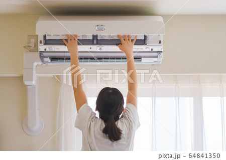 エアコン　メンテナンス　清掃　温度調節　換気　冷房　夏　人物　女性　日本人　ウィルス対策　空気清浄機 64841350