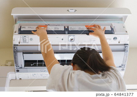 エアコン　メンテナンス　清掃　温度調節　換気　冷房　夏　人物　女性　日本人　ウィルス対策　空気清浄機 64841377