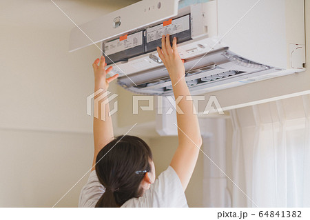 エアコン　メンテナンス　清掃　温度調節　換気　冷房　夏　人物　女性　日本人　ウィルス対策　空気清浄機 64841382
