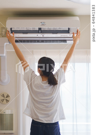 エアコン　メンテナンス　清掃　温度調節　換気　冷房　夏　人物　女性　日本人　ウィルス対策　空気清浄機 64841383