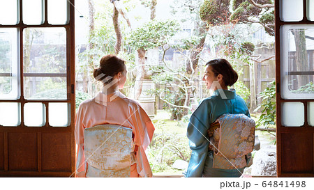 着物姿でお茶を飲む外国人と日本人の女性　後ろ姿 64841498