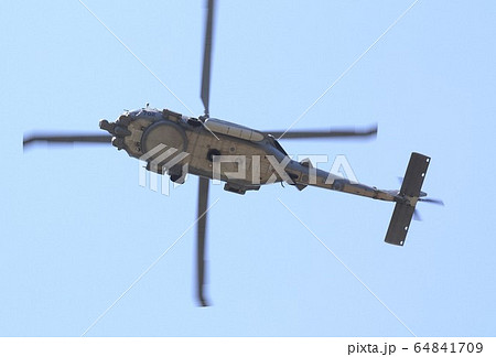 快晴の青空を飛行する在日米海軍の空母艦載機MH-60Rシーホーク対潜哨戒ヘリコプター 64841709
