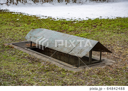 Rectangular stone well with iron cover 64842488
