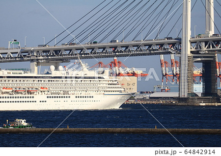 ベイブリッジを通過する大型客船飛鳥Ⅱ 64842914