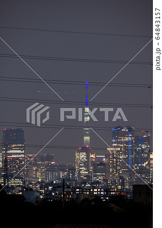 日本の東京都市景観 新型肺炎“都市封鎖”。“柵”(高圧電線)の奥に東京都心=21日、宣言から2週間 日本の東京都市景観 新型肺炎“都市封鎖”。“柵”(高圧電線)の奥に東京都心=21日、宣言から2週間 64843157