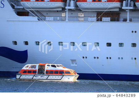 横浜港の大型客船と救命ボート 64843289