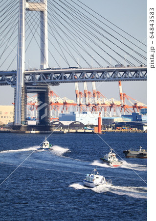 ベイブリッジの下を一斉に抜ける三隻のタグボート 64843583
