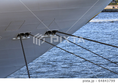 横浜港に停泊中の大型客船 64843799