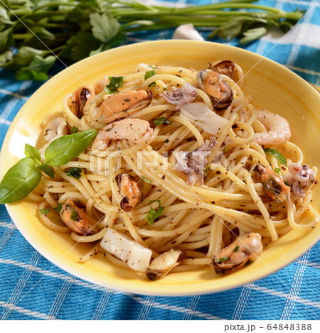 Spaghetti pasta with seafood 64848388