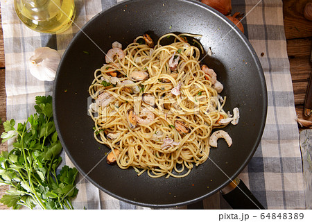 Spaghetti pasta with seafood 64848389