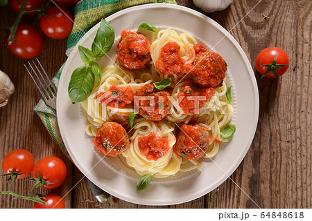 Spaghetti pasta with meat balls and tomato suace 64848618