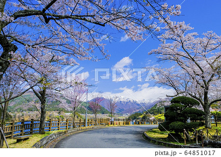 赤谷湖記念公園と雪山 64851017