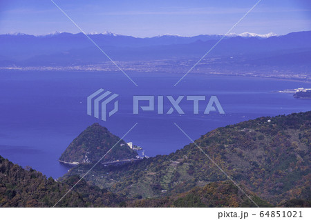 （静岡県）葛城山から望む、駿河湾と南アルプス 64851021