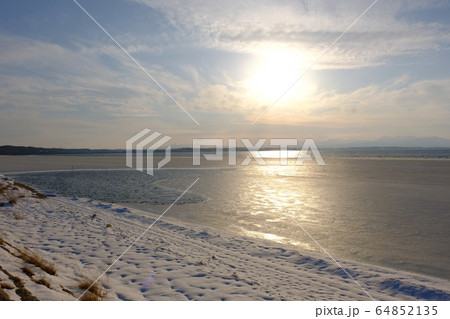 氷結した小川原湖 64852135