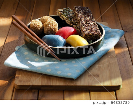 薬と 薬菓 蜂蜜餅 64852789