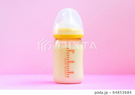 ピンクの背景と哺乳瓶とおもちゃ 64853684