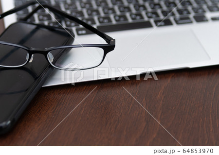 メガネとスマホとPC メガネとスマホとPC 64853970