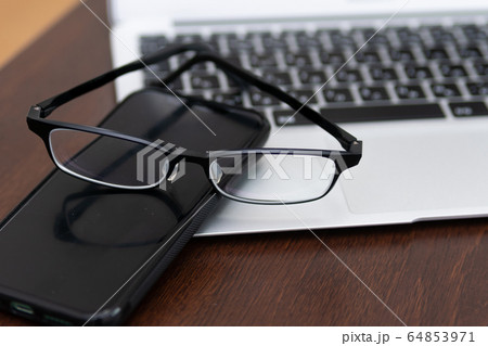 メガネとスマホとPC 64853971