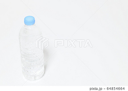 ペットボトル　水 64854664