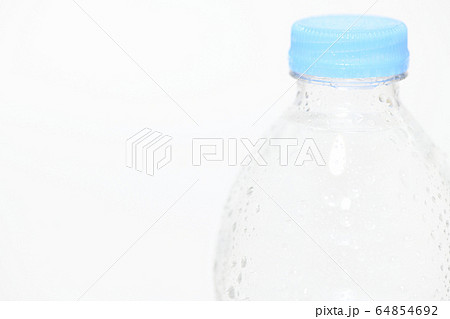 ペットボトル　水 64854692