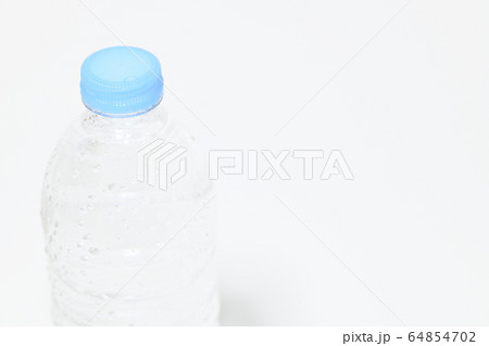 ペットボトル　水 64854702