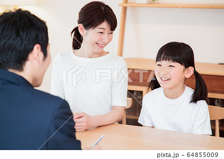 教育　家庭教師　宿題　勉強　先生　子供 64855009