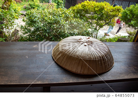 岐阜県　中津川市　馬籠宿　休憩所の窓　三度笠 64855073