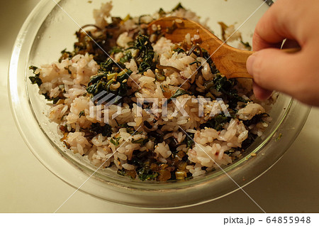 大根の葉と昆布の混ぜごはんを作る 大根の葉と昆布の混ぜごはんを作る 64855948