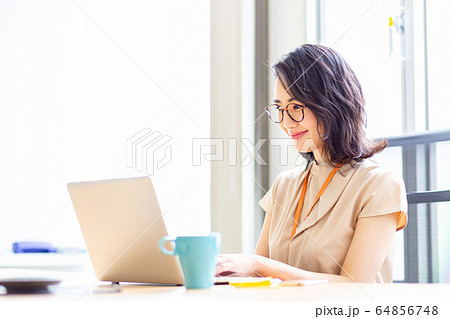 女性　パソコン　事務 64856748