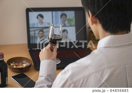 オンライン飲み会イメージ 64856885